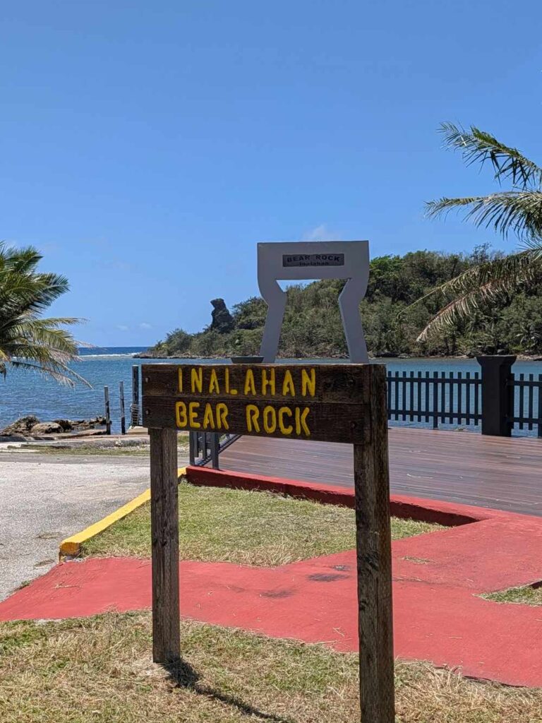 グアム Bear Rock 看板と岩の全景
