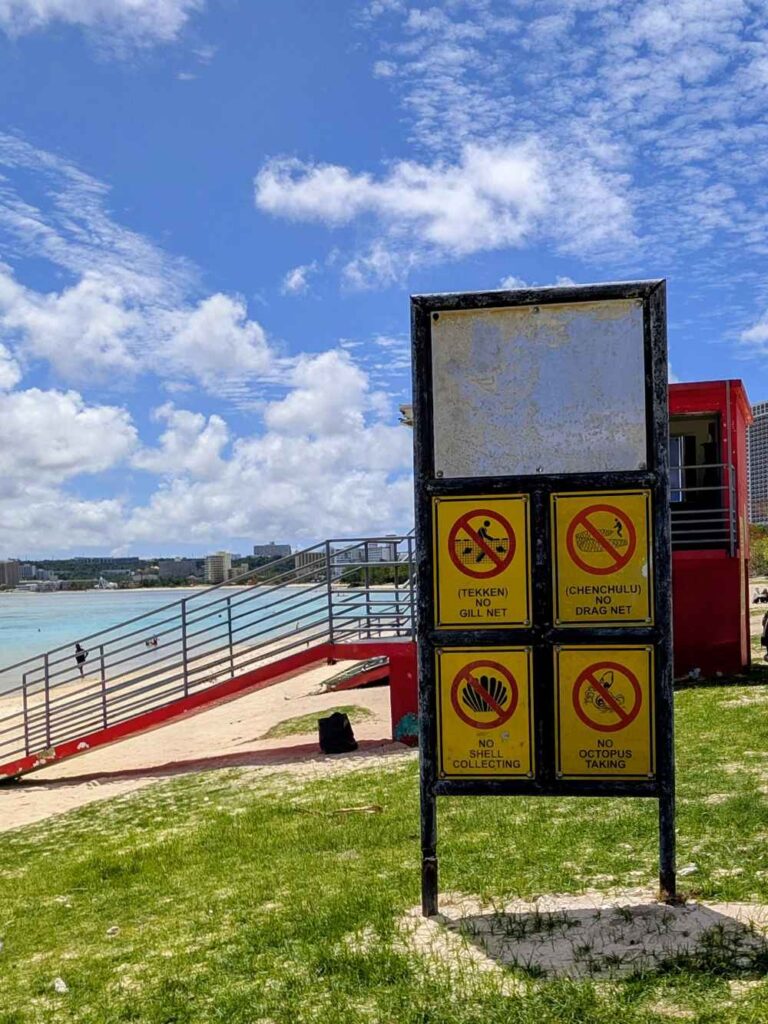 グアム イパオビーチ 禁止事項 看板 海洋保護区