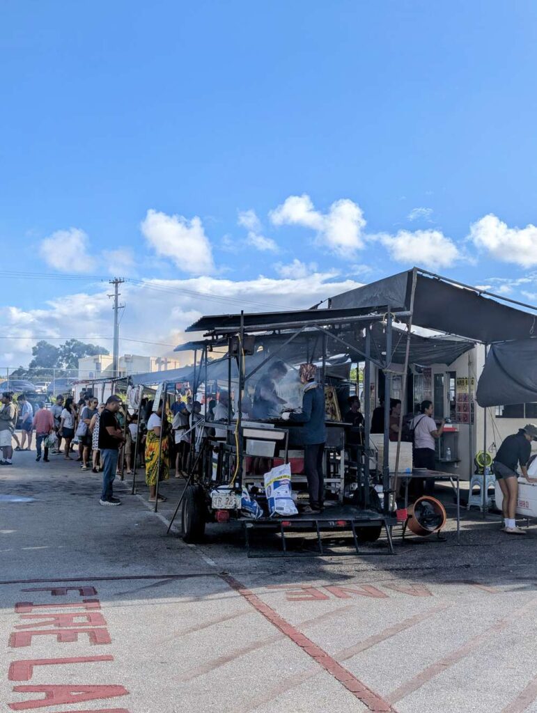 グアム デデドの朝市 BBQ屋台 行列