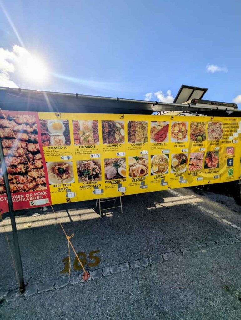 グアム デデドの朝市 J&S Foods メニューボード