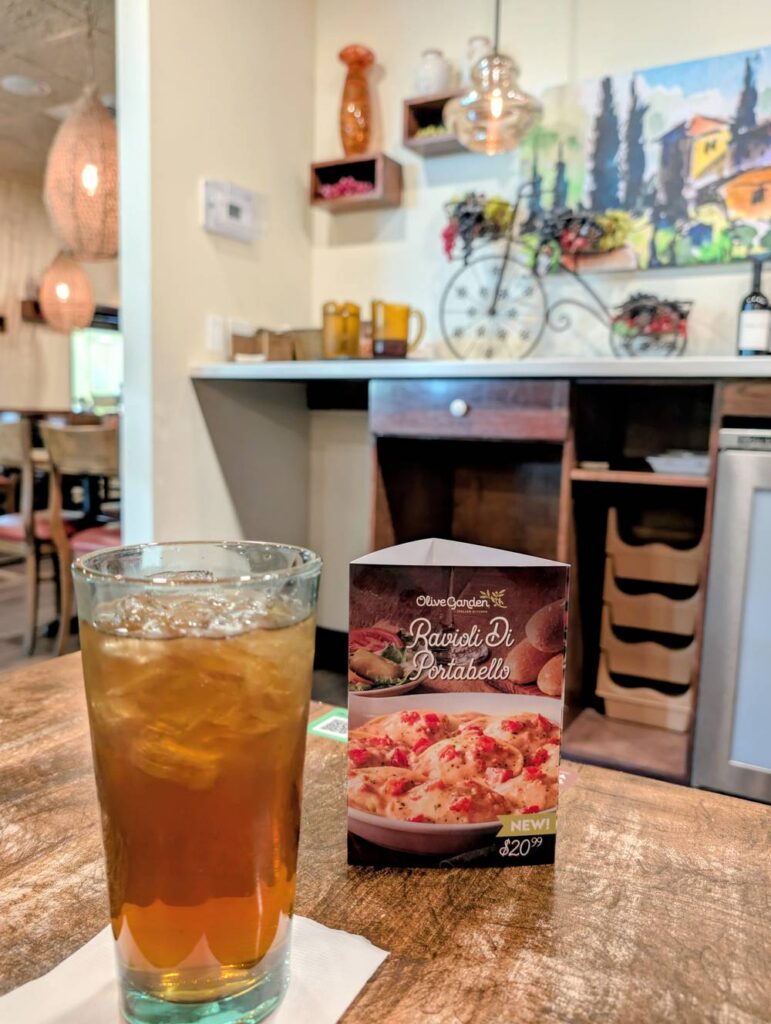 グアム オリーブガーデン 店内 アイスティー