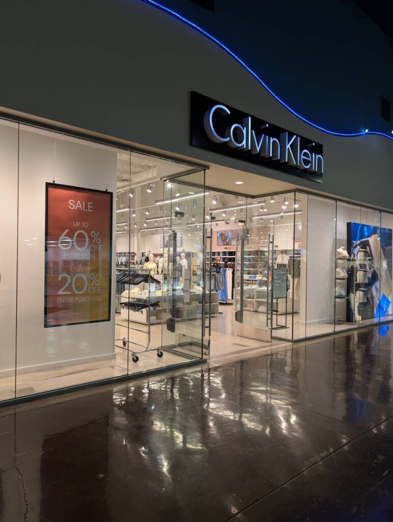 グアム GPO Calvin Klein 店舗外観 セール