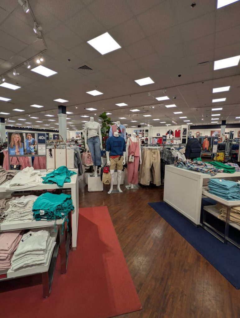 グアム GPO Tommy Hilfiger 店内