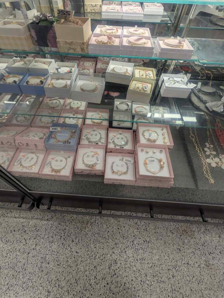 グアム GPO Ross店内04