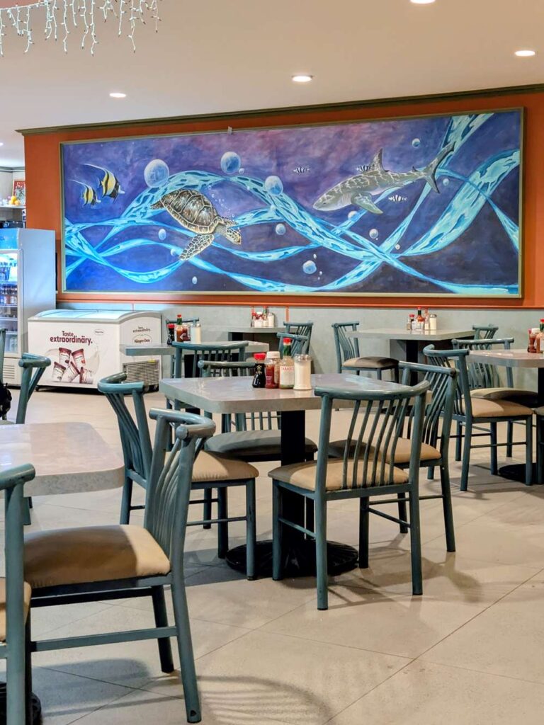 グアム シャーリーズ 店内 ウミガメの壁画