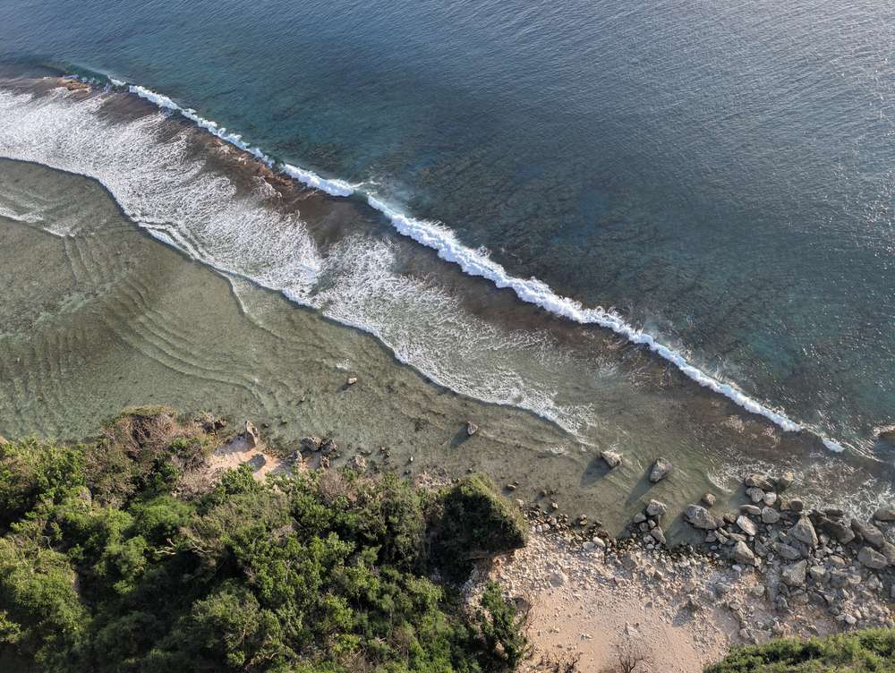 グアム 恋人岬 タモン湾の波打ち際